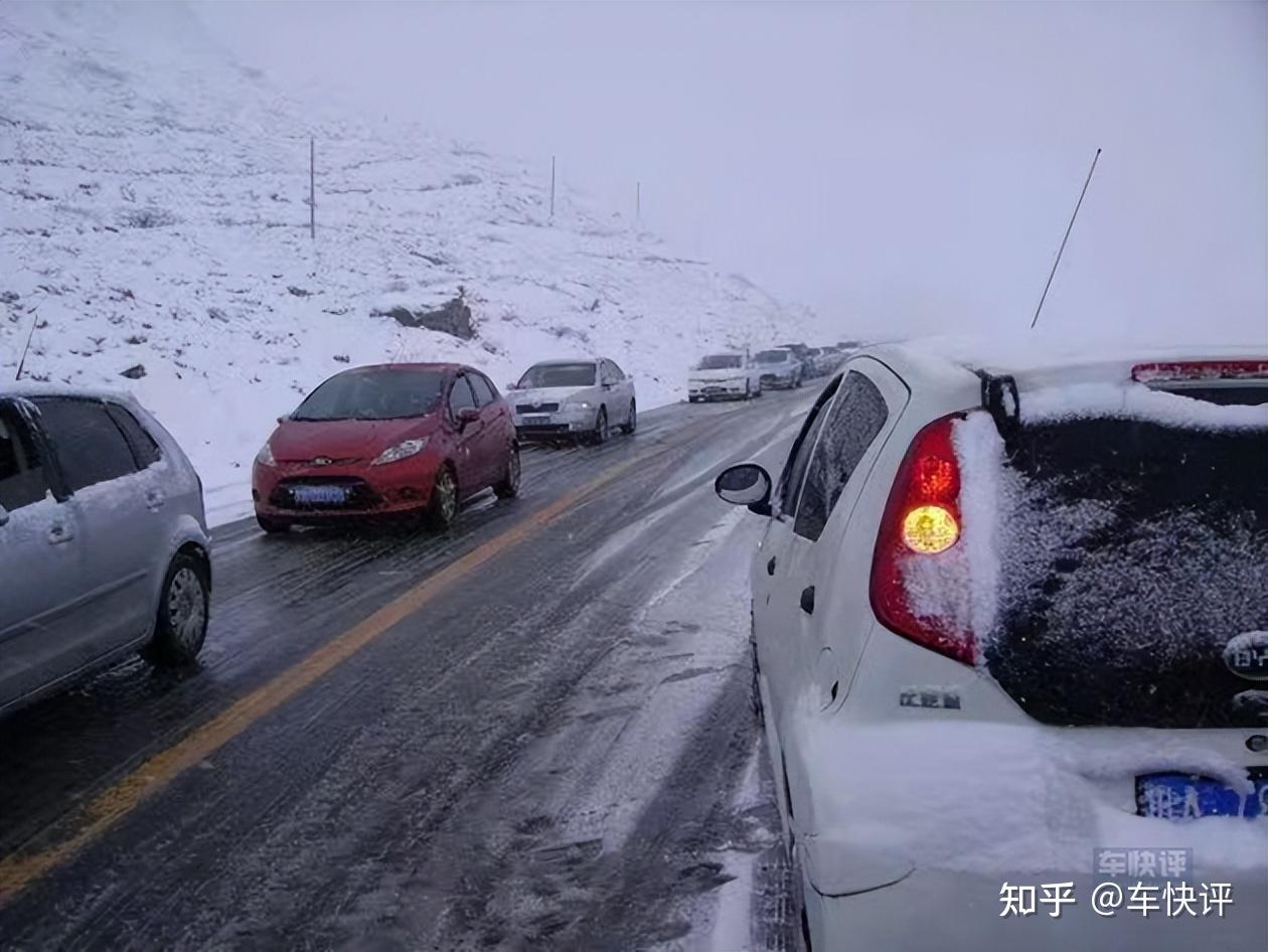 雨雪天气高速大堵车后电动车主的遭遇坐在车里裹被子