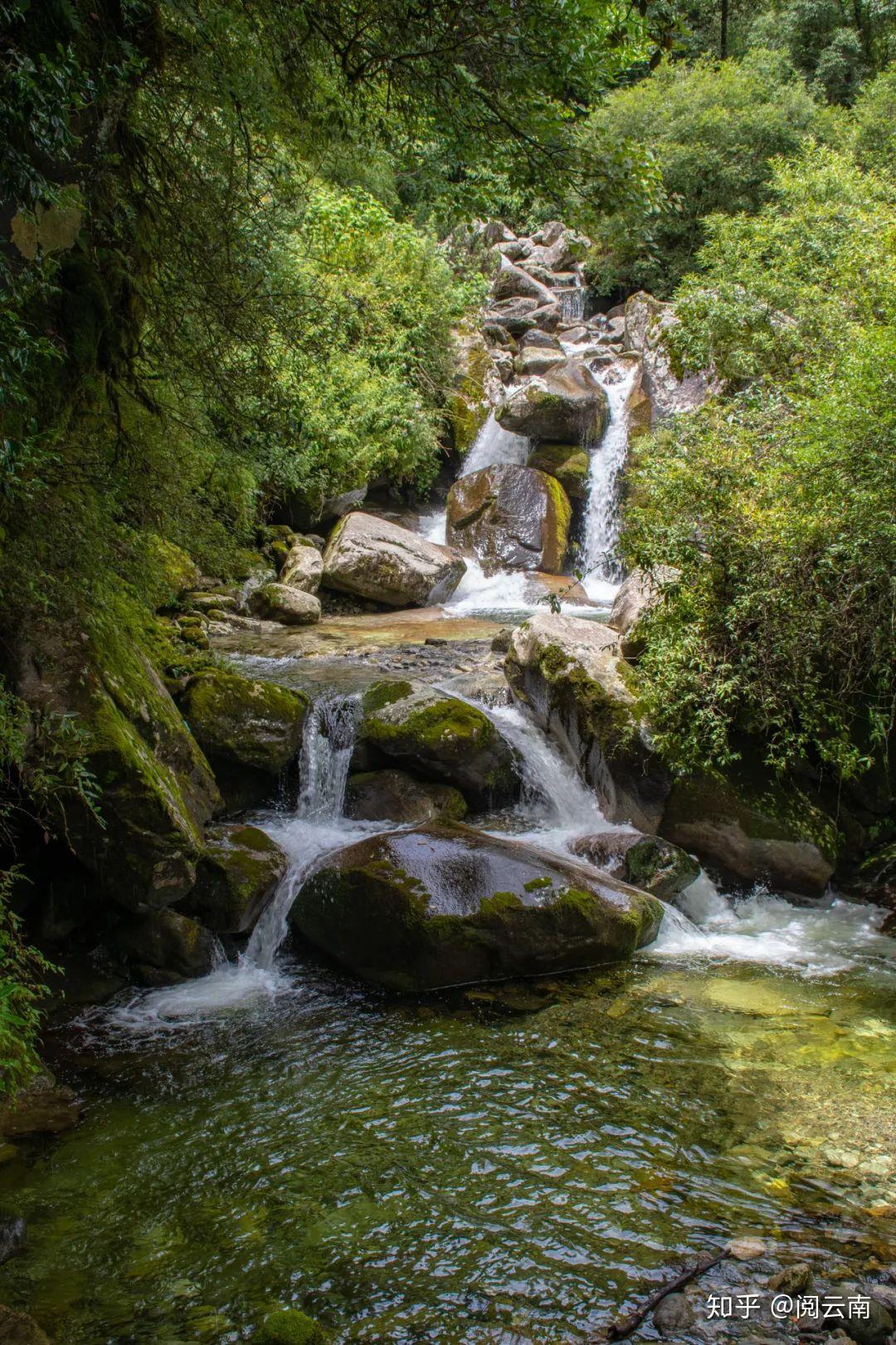 苍山从南向北的十九峰,每两座山脊之间的山谷里会形成一条小溪,刚好