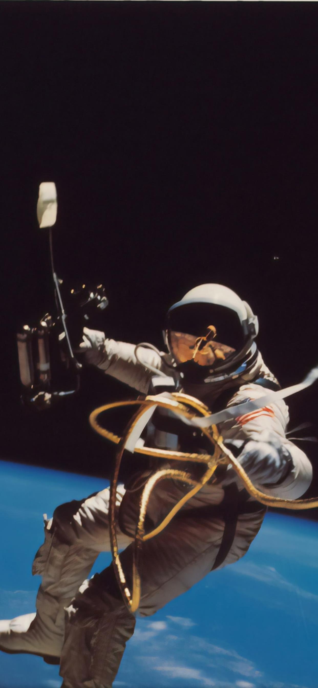 宇航员照片 知乎