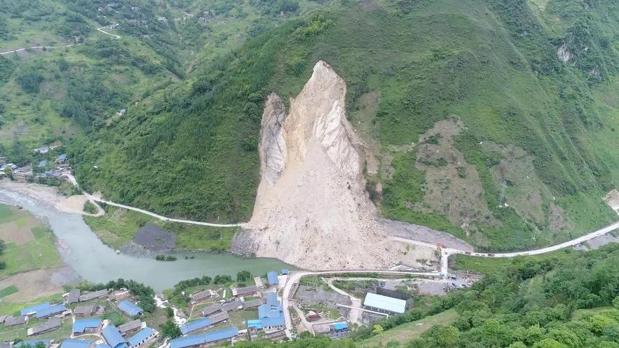 滑坡发生时,常常伴随着强烈的震动和声响,滑坡体的运动速度和规模因