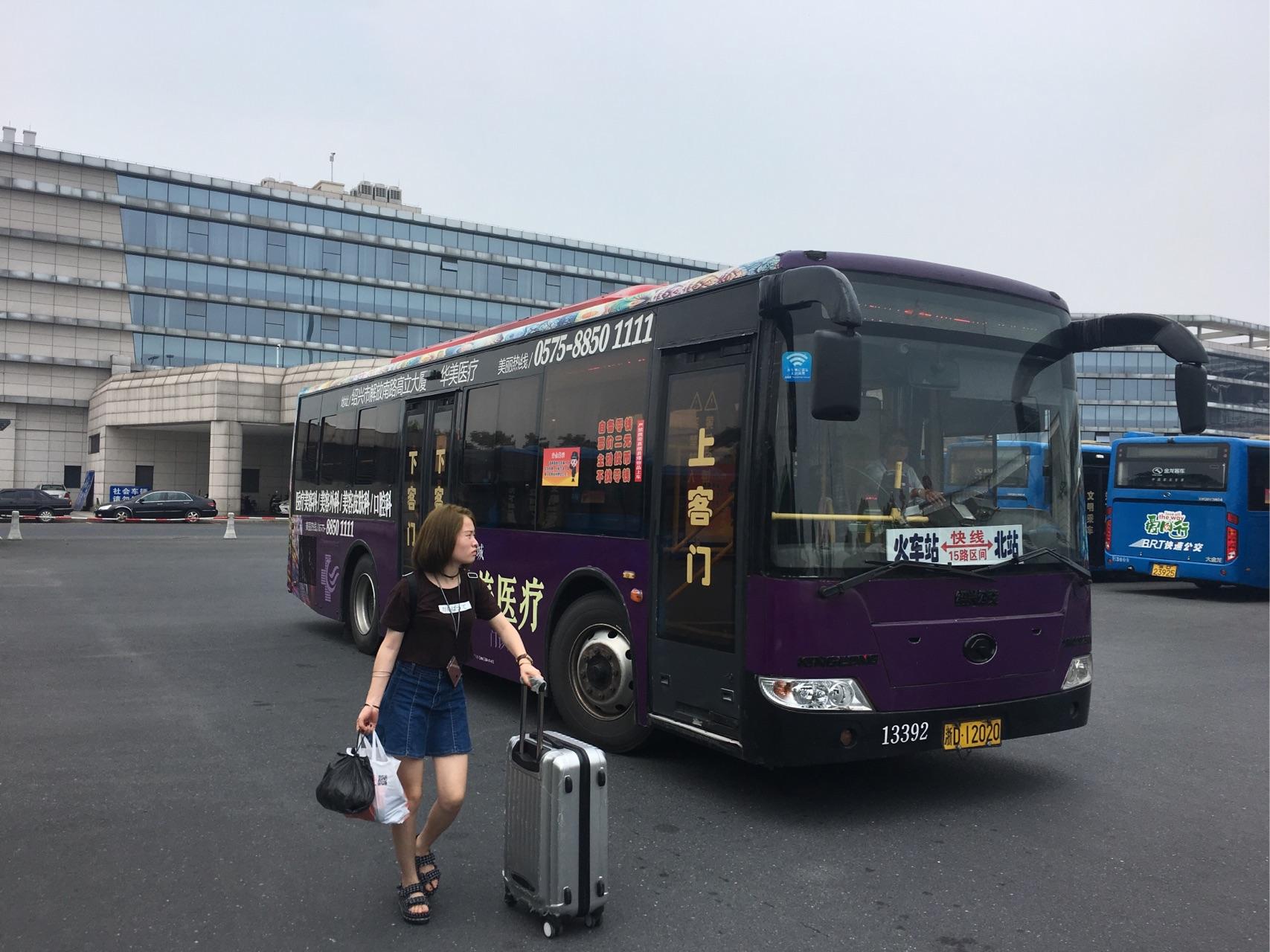 场站里的各种brt绍兴北前脸来一张进闽列车二次安检放在一旁吃灰的g