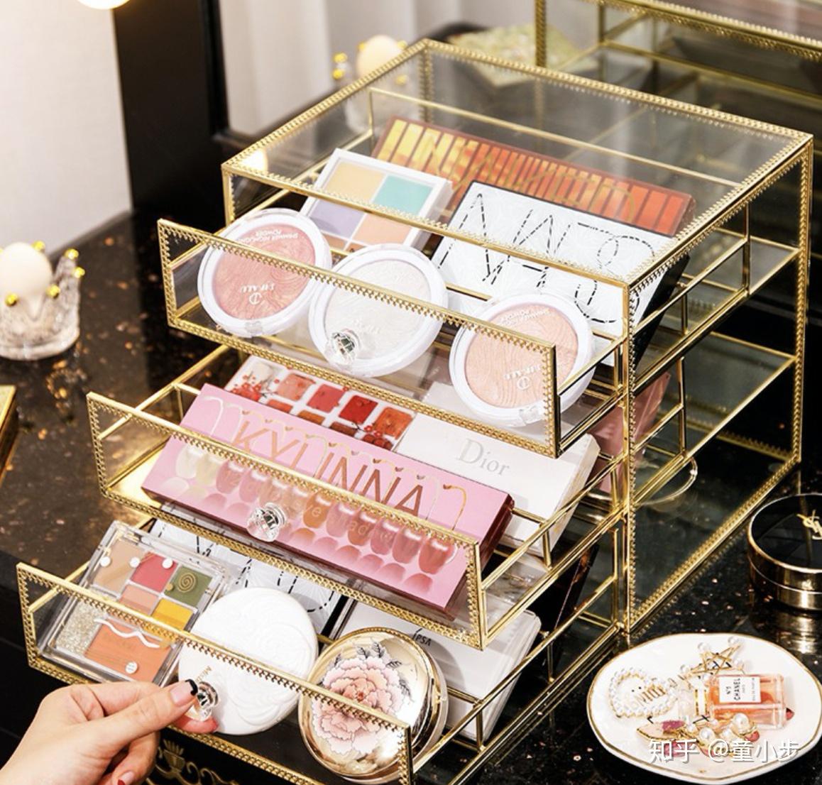 使用频率最高,所以需要放日常都要用的护肤品和化妆品