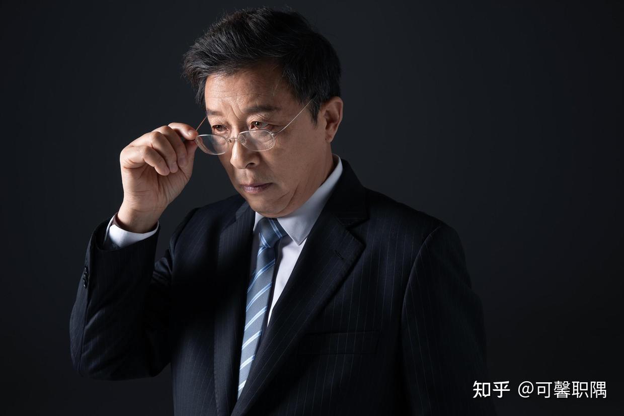 中年职场人光鲜的背后:800元租格子工位,与"老板们"搭伙创业