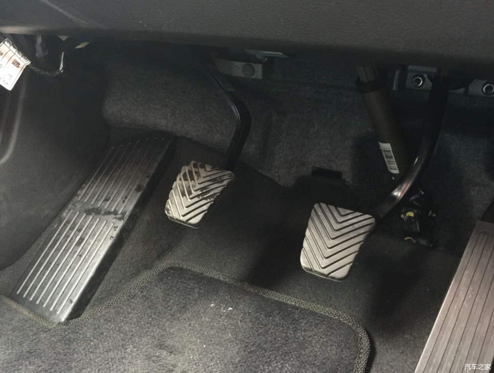 豪车爱用风琴式油门,普通车一般是悬吊式油门,它们有什么差别?