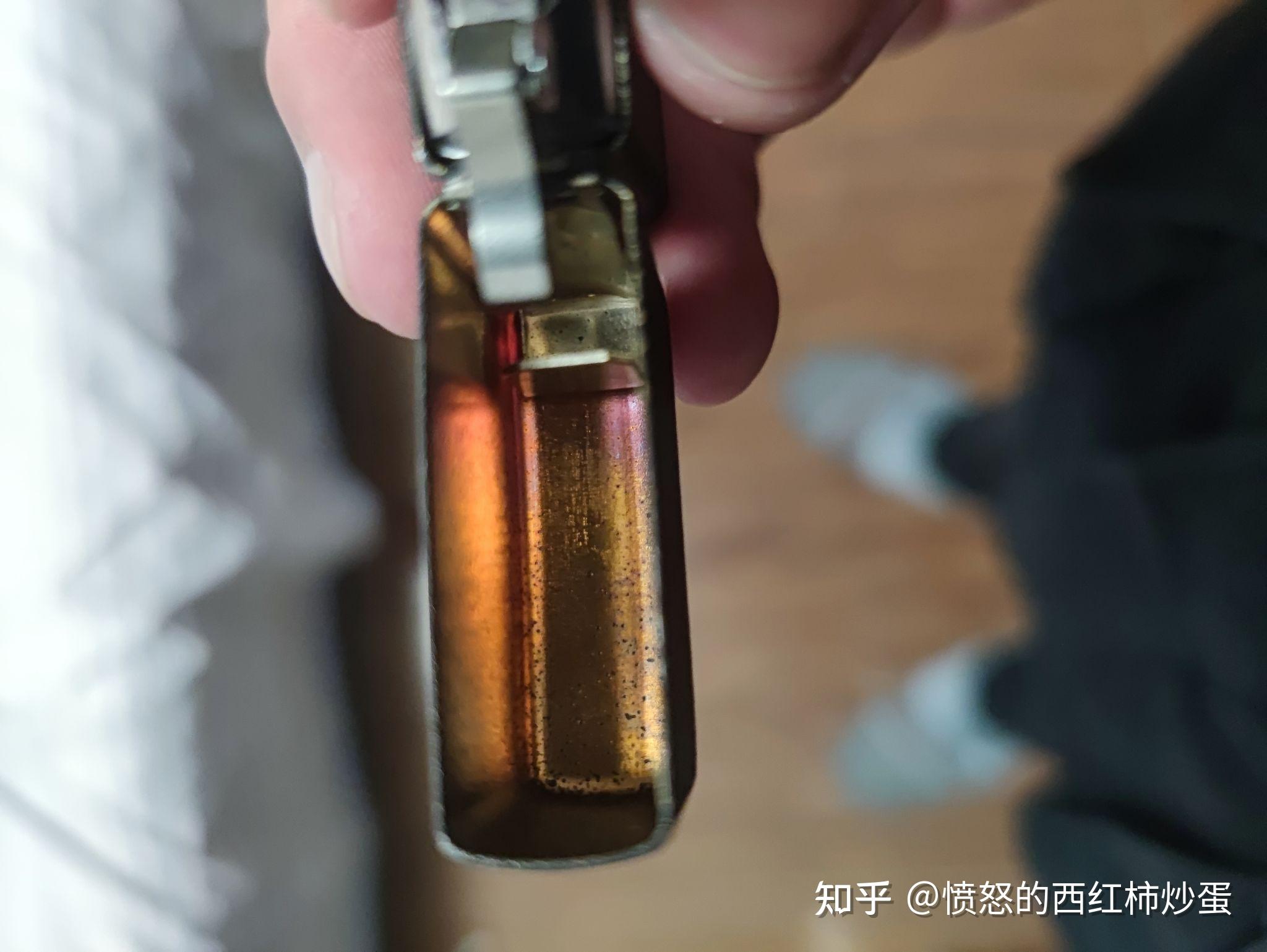 新買的zippo打火機裡面怎麼看上去像發黴了老哥們是真品嗎如圖