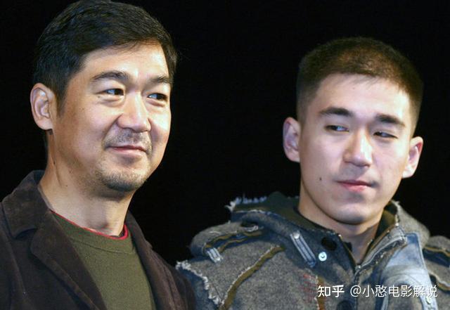 40岁张默泰国近况被曝炫富沉迷雪茄网友没有明星爹啥也不是