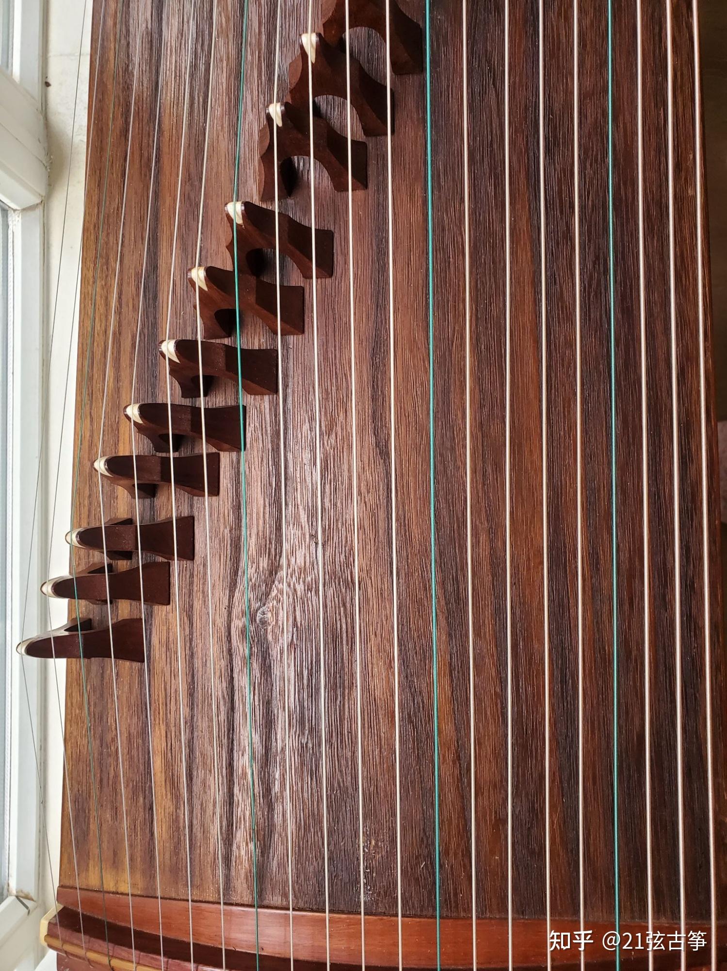 专业版解释:古筝的面板是决定古筝音质的重要因素之一,就古筝的发声