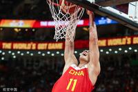 中国队狂输41分丁彦雨航还伤了姚明也在现场这表情让人心疼