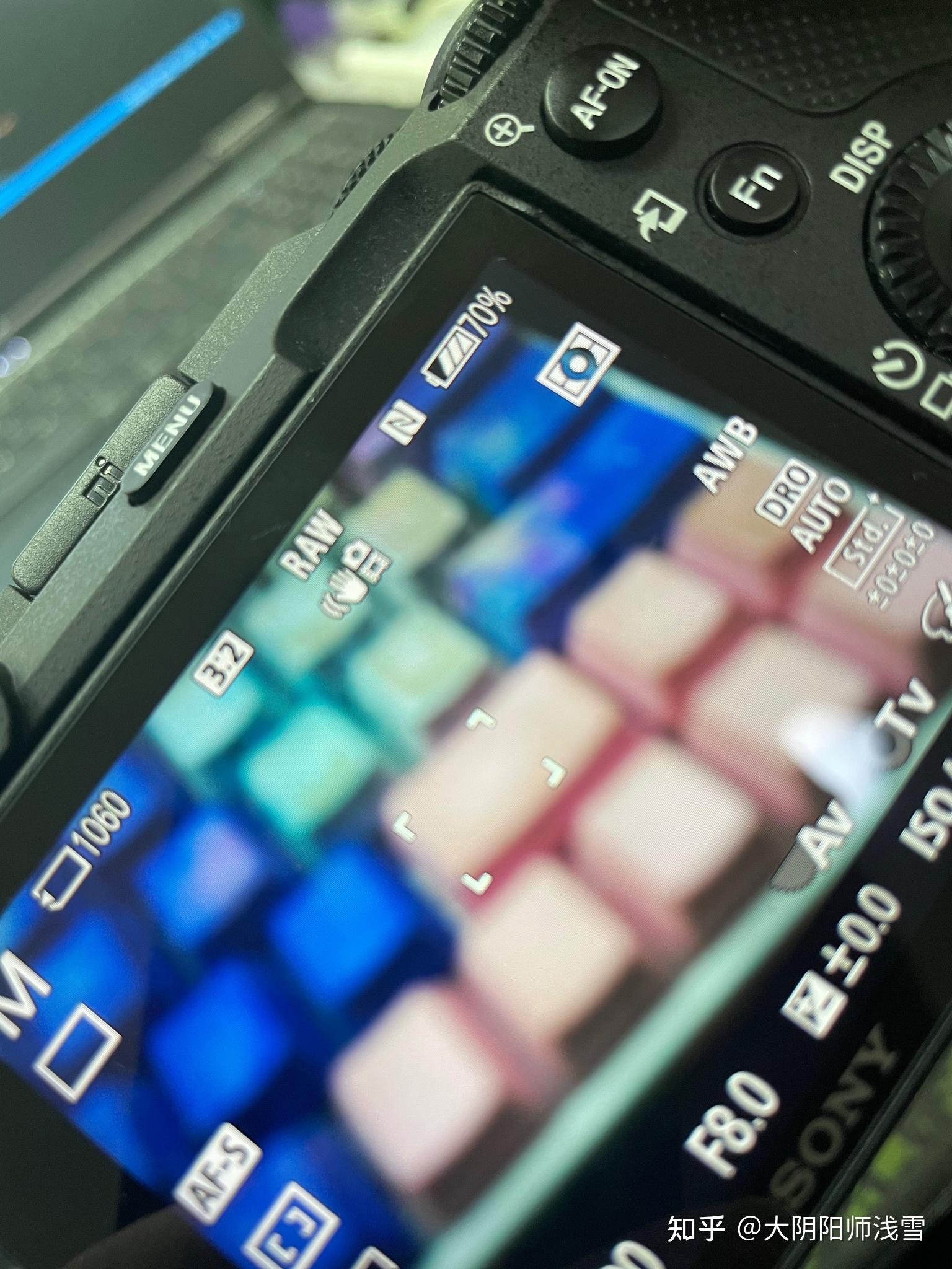 请问索尼a6400相机屏幕出现有这种黑色条纹该怎么