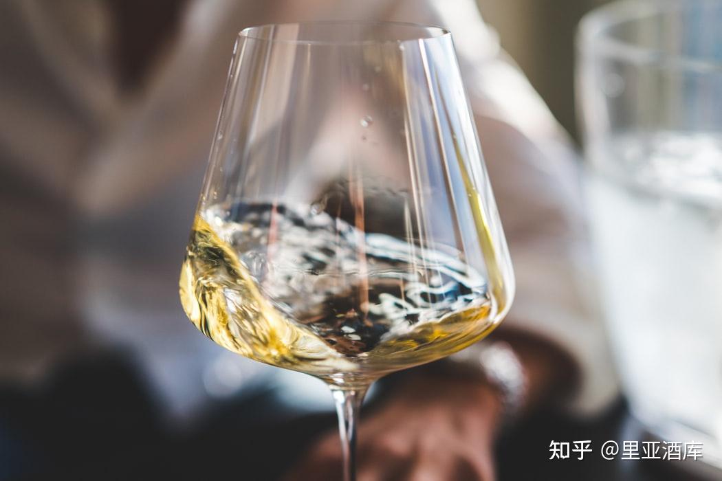 破坏式闻香:使劲摇动酒杯, 让葡萄酒剧烈转动.