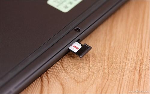 它在转轴中间预留了sim卡槽,插入附赠的5g流量卡(向下兼容4g)并按要求