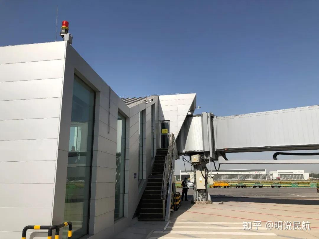 解决了特殊人群上下客梯车困难的问题,而且实现了从出舱门,到廊桥,上