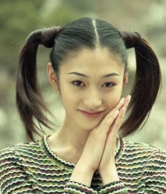 李小冉是一个地道的北京姑娘,家境殷实,从小肤白貌美,身材高挑,天生是