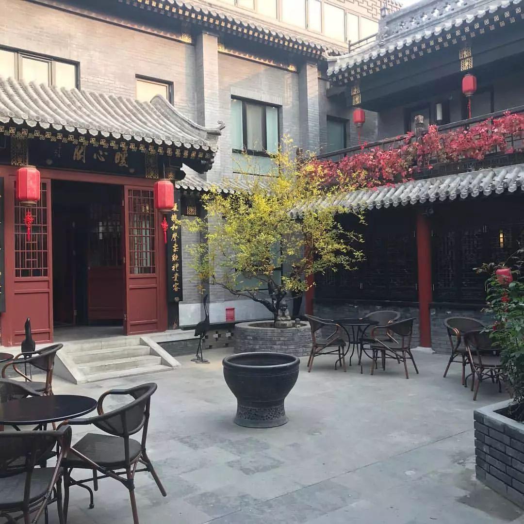 到了第二进院子,老板把两个四合院之间用钢化玻璃封了顶,玻璃窗不仅