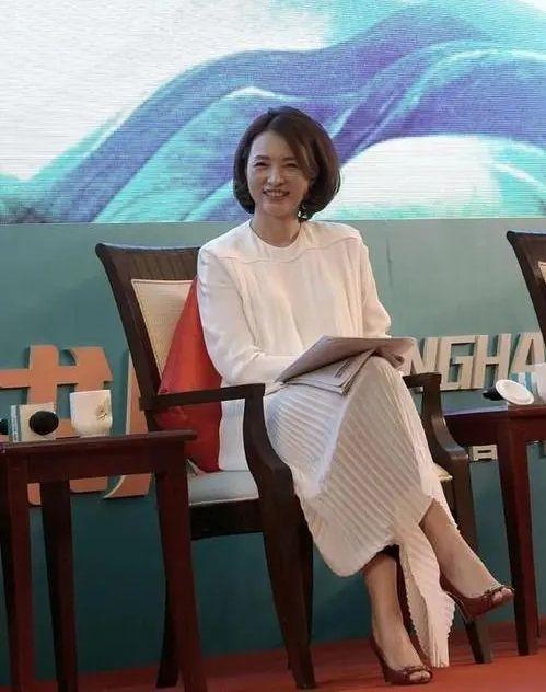 有人会不想做董卿的脚垫,天天嗅她玉足的香气吗?