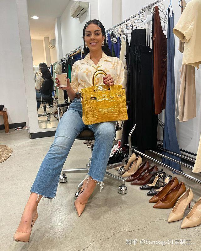 c罗女友乔治娜穿收腰连衣裙拎爱马仕头戴丝巾凹度假风