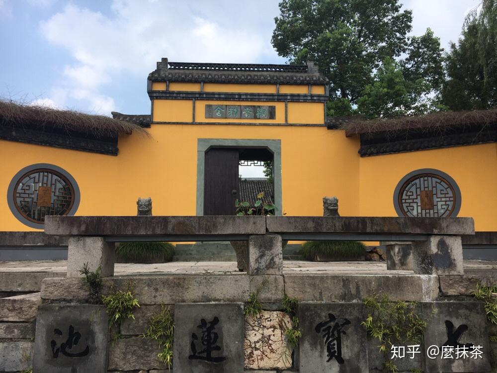 湖里有鱼,有落叶,也有云,吞吐万物精舍旁有菜园,各小片由各寺庙供养