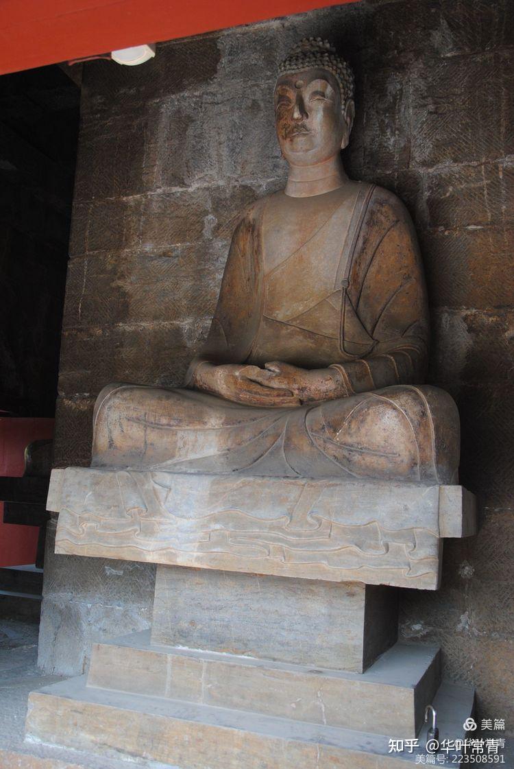 四门塔中的佛像四门塔造型简洁,古朴庄严,墙身平直,四面券门亦与墙平