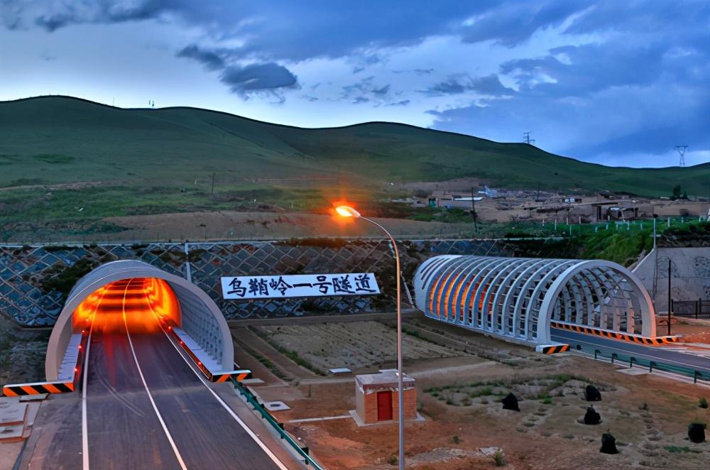 该隧道围岩主要以千枚岩为主,特别是在岭脊段高地应力的作用下,千枚岩