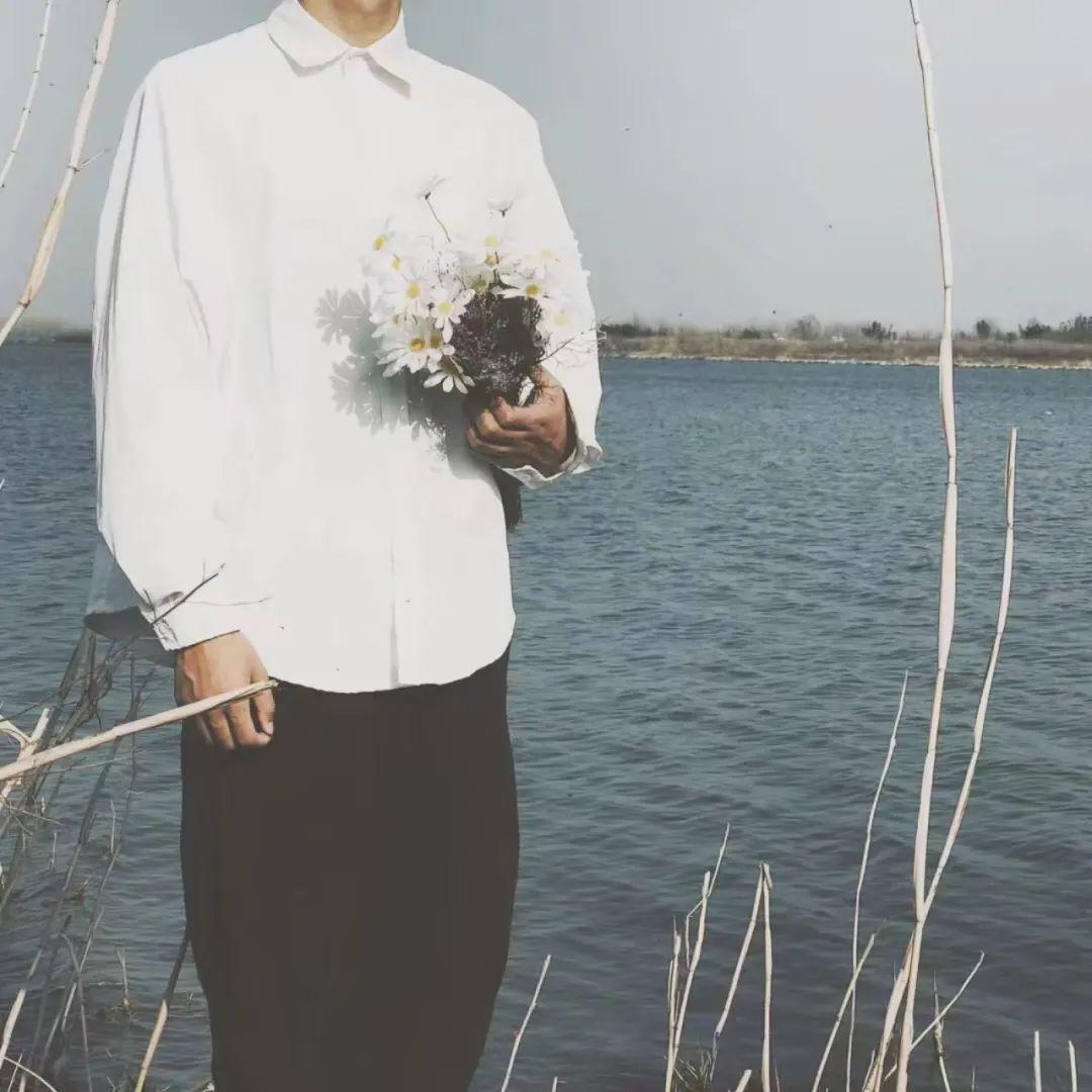 超个性的不露脸捧花的男生头像