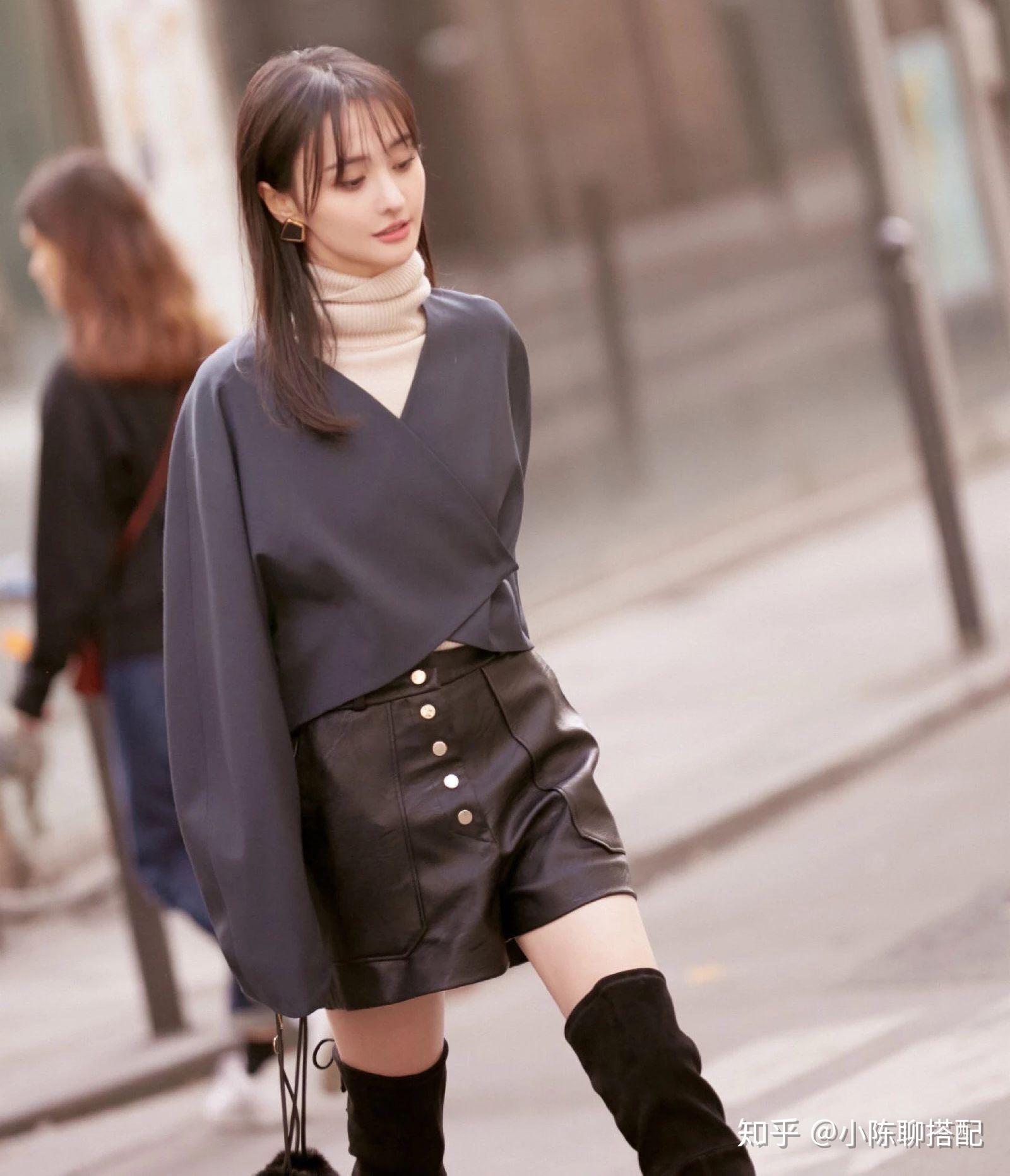 郑爽素颜也耐看,白色毛衣搭雪地靴简单大方, "筷子腿"太吸睛