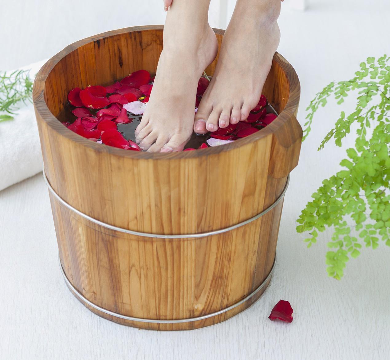 每天用热水泡脚到底是养生还是祸首医生终于说出实话