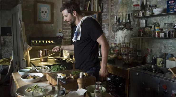 推出了一部叫做"肉が焼ける"的电影,直译过来就是"肉在烤"