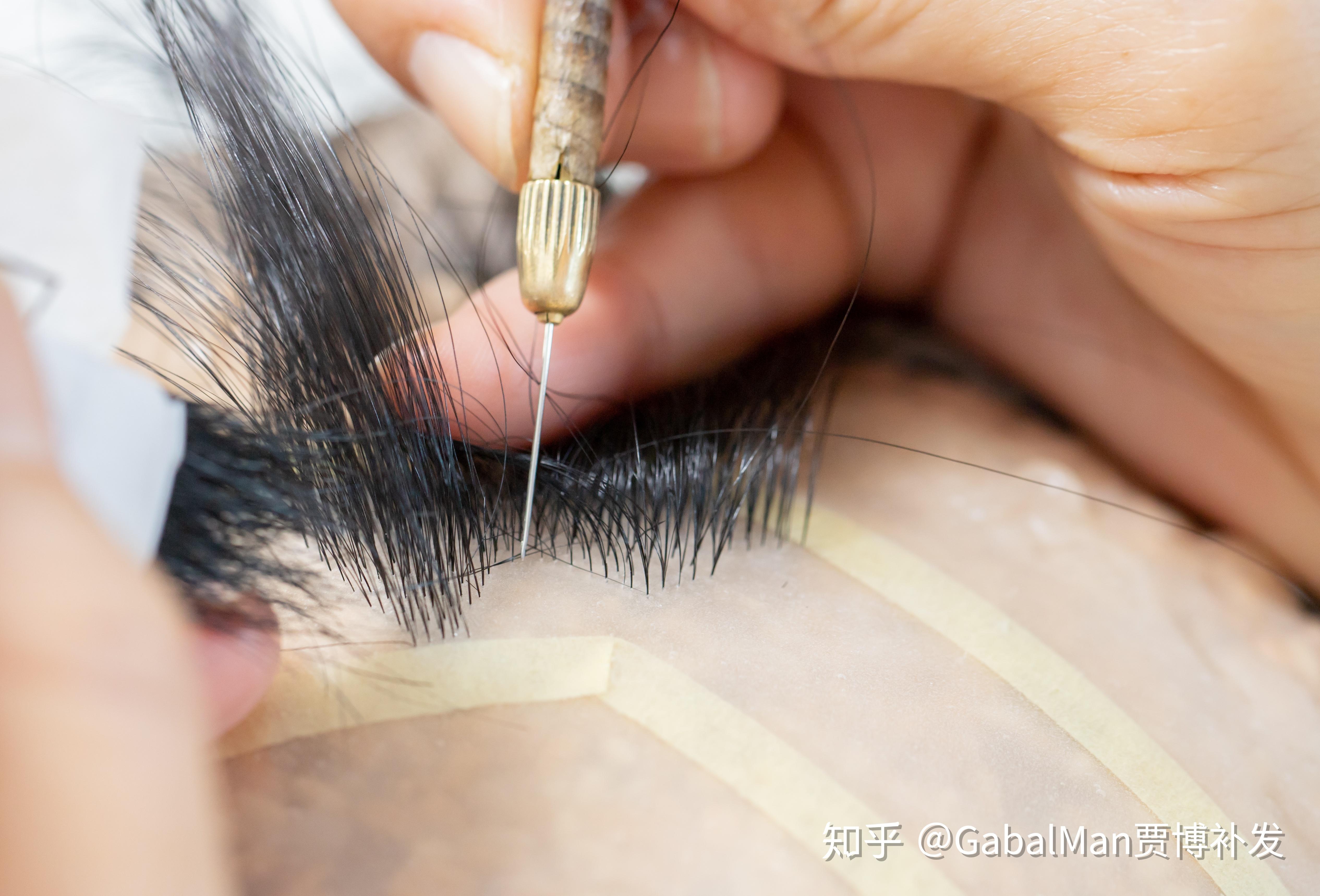 假发而言,根据脱发者的头型定制私人补发片,织发是按照其勾织手法来