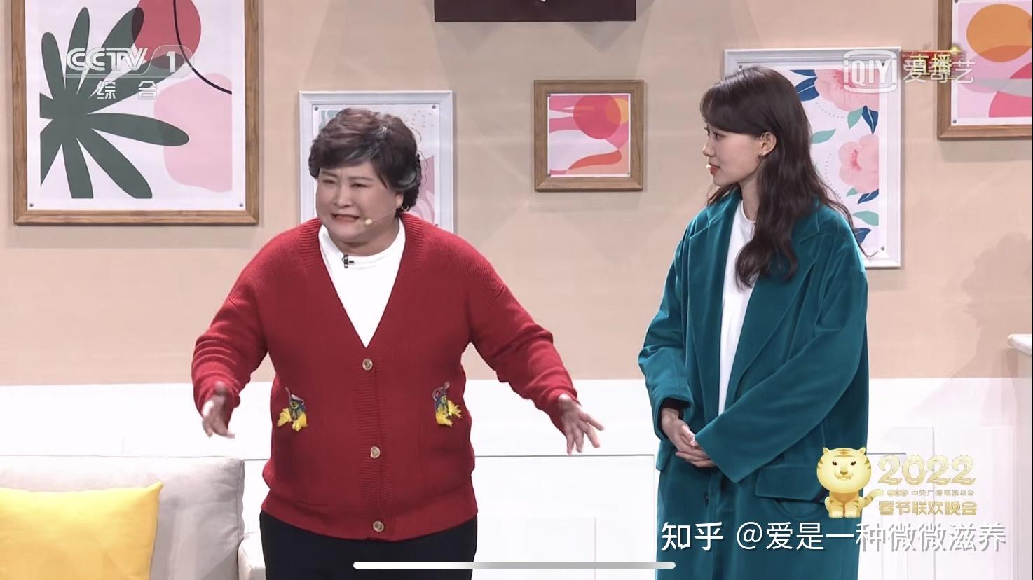 小品里的婆婆对儿媳妇说话直来直去,儿媳妇一直是比较谦卑的姿态,老公
