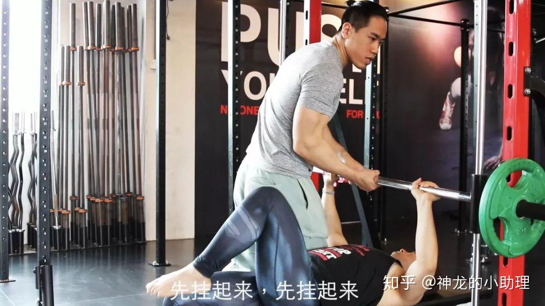 如何练习胸和肩 v2-f56555e11706db4481e26657f93e2a2c_r.jpg