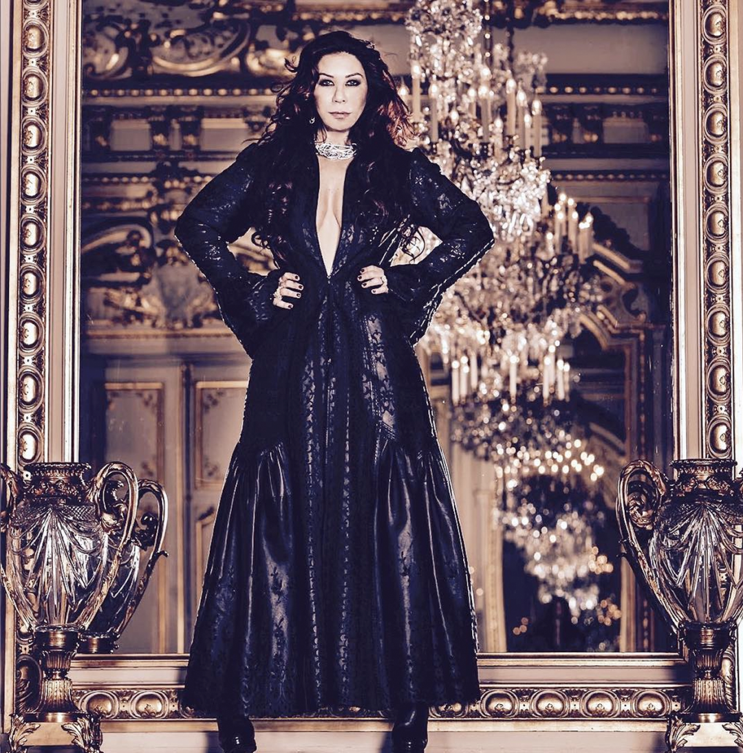 这个人就是anna shay(安娜·谢伊),刚刚上面说到的军火商混血富二代就