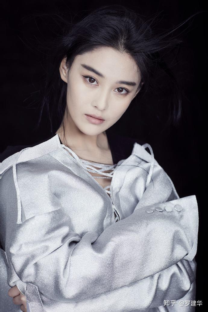 担任过世界杯足球宝贝,张馨予一头清爽红色短发,美在变化 - 知乎