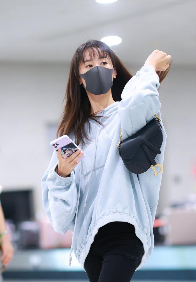 璇玑袁冰妍穿卫衣骑行裤秀美腿呆萌挥手效果可可爱爱名门泽佳