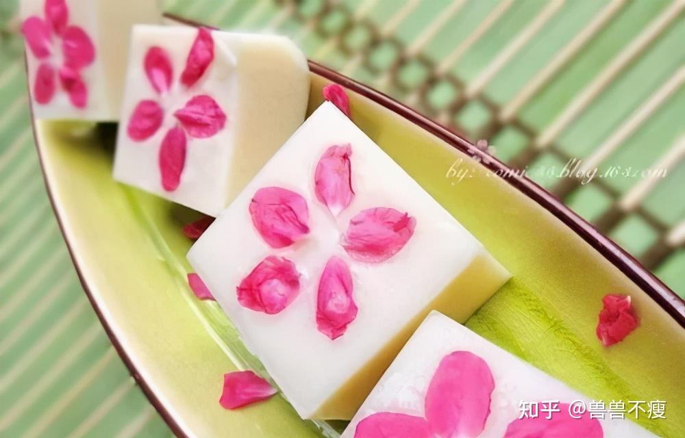 看完李子柒的视频学做桃花糕