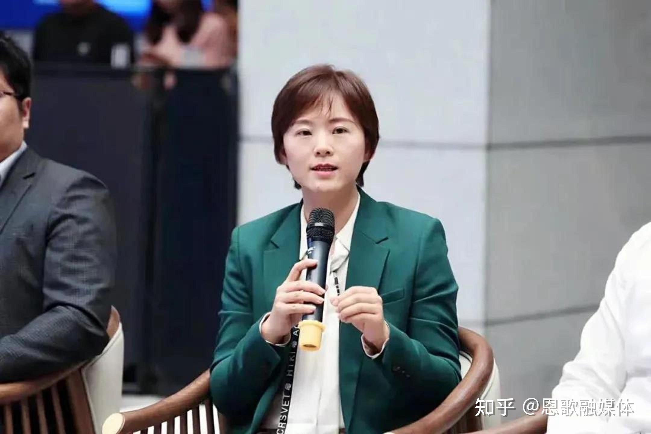 31岁起至今任合盛硅业股份有限公司副董事长,隐寓酒店监事;32岁起至今
