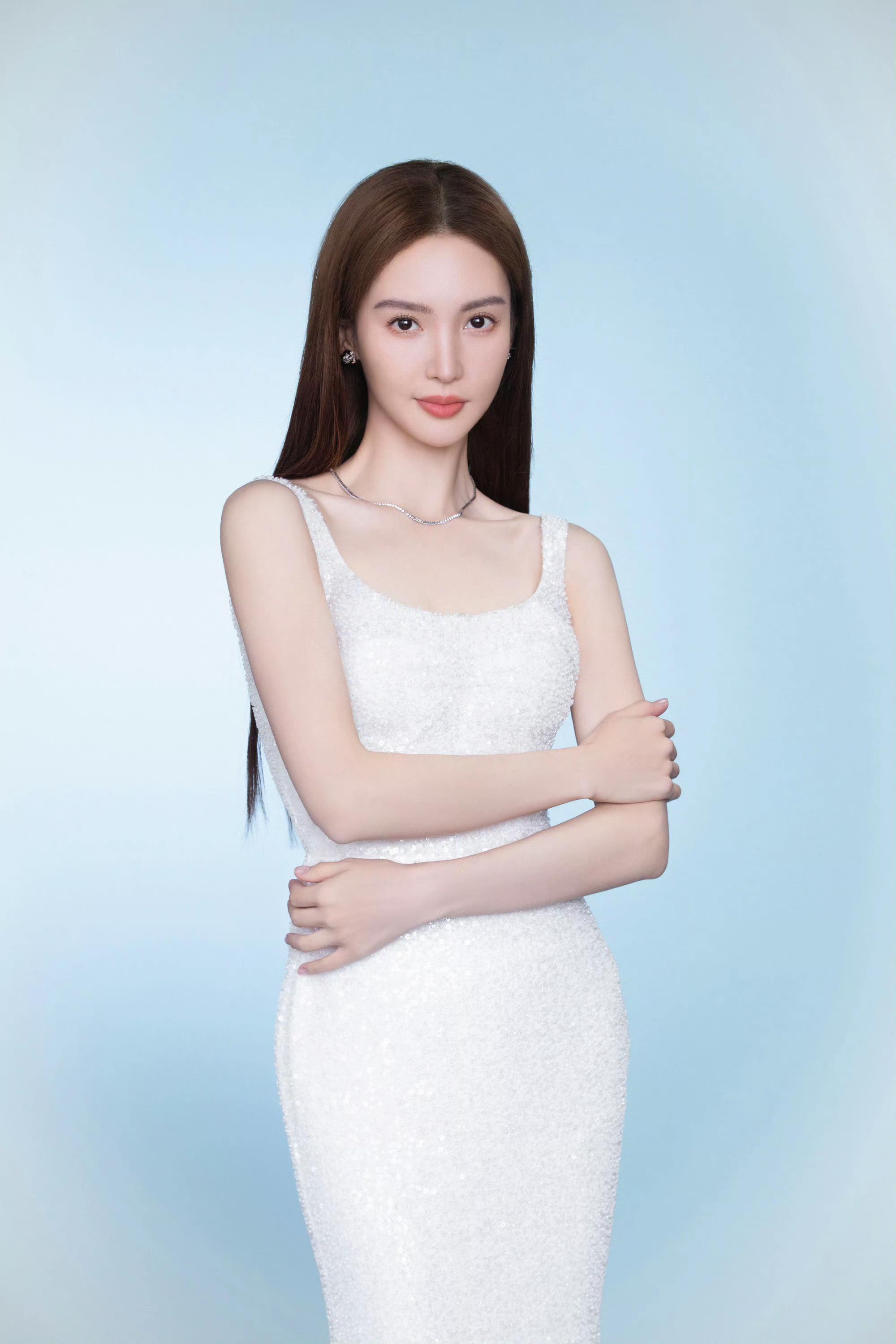 金晨美照大放送,温柔优雅璀璨白色亮片礼服裙,又仙又美光彩夺目