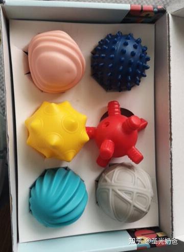 婴儿几个月可以自己拿玩具玩 v2-f58c4d0b4b8d5562b1b73ad392f83947_b.jpg