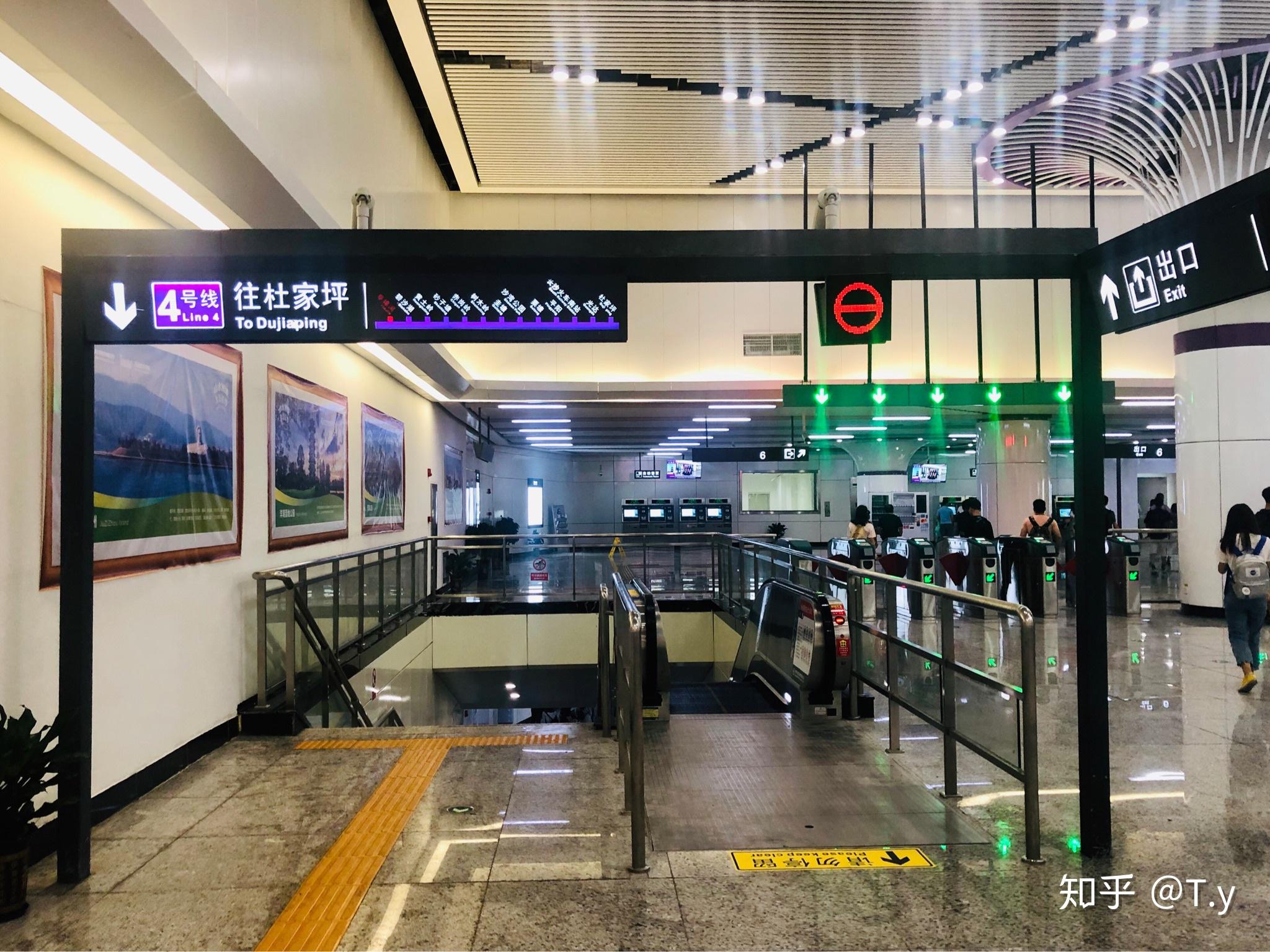 随后作者来到长沙地铁最大的站——阜埠河站换乘通道比较长,所以不是