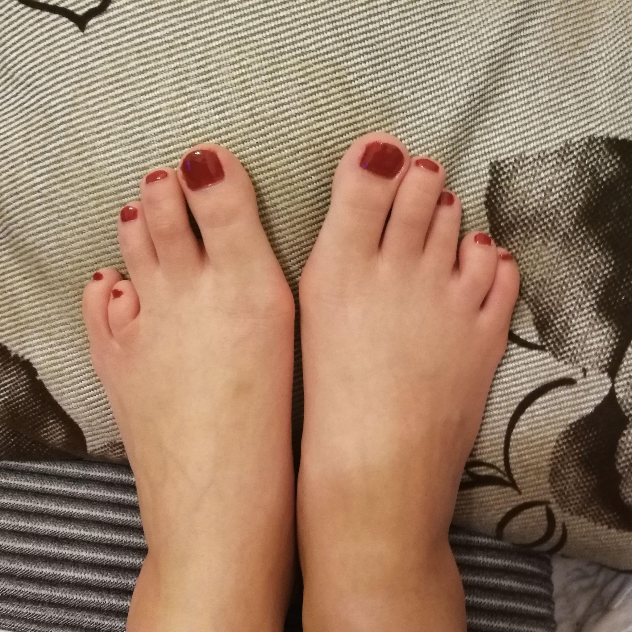 在一起几个月后,有一次目睹被他看见自己的脚趾,就拼命把脚藏起来,他