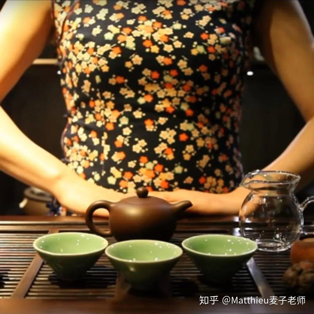 喝茶坐姿对于女士来说,也是"三龙护鼎"的握杯姿势,但是要小指束起形成