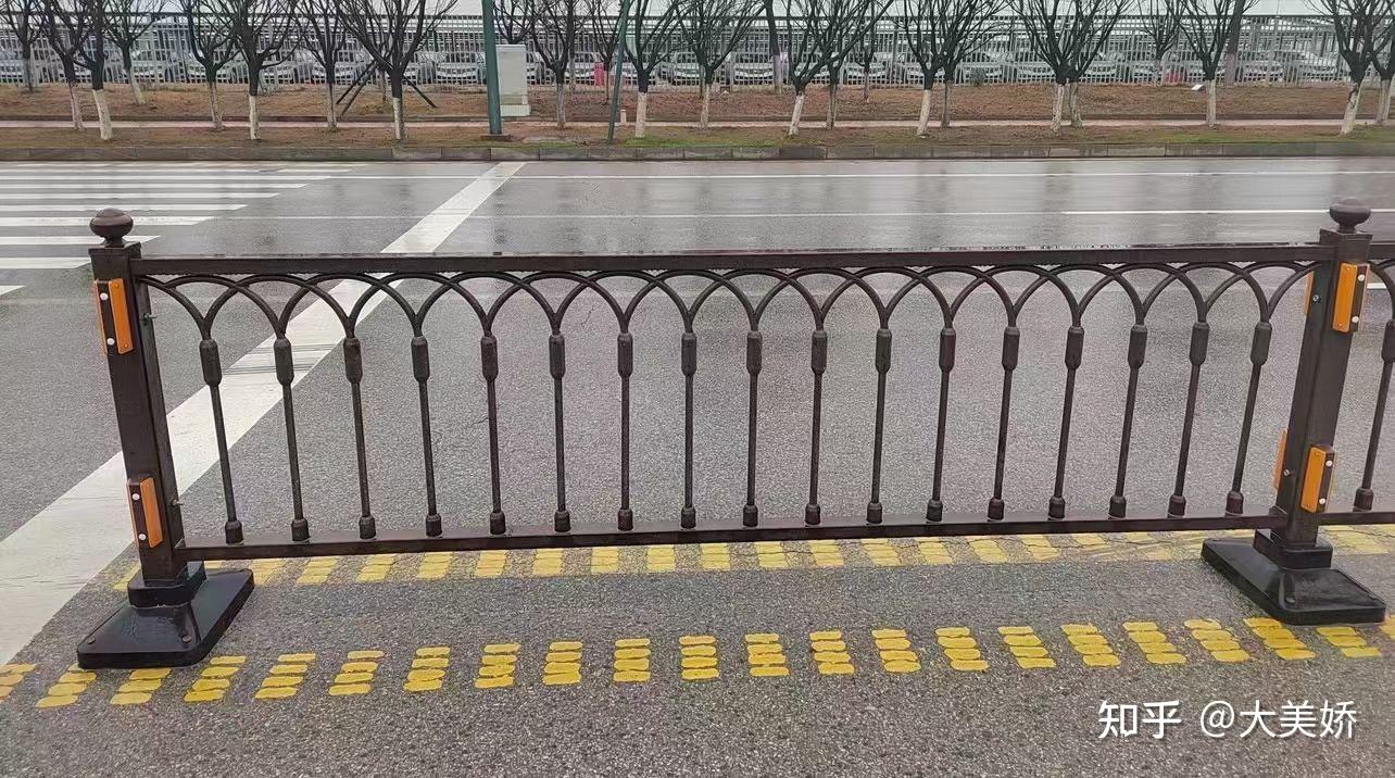 道路护栏隔离栏杆 - 知乎