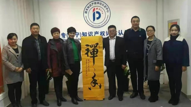 李庆军简介:1959年李庆军出生于东北沈阳,沈阳市书法家协会会员;中国