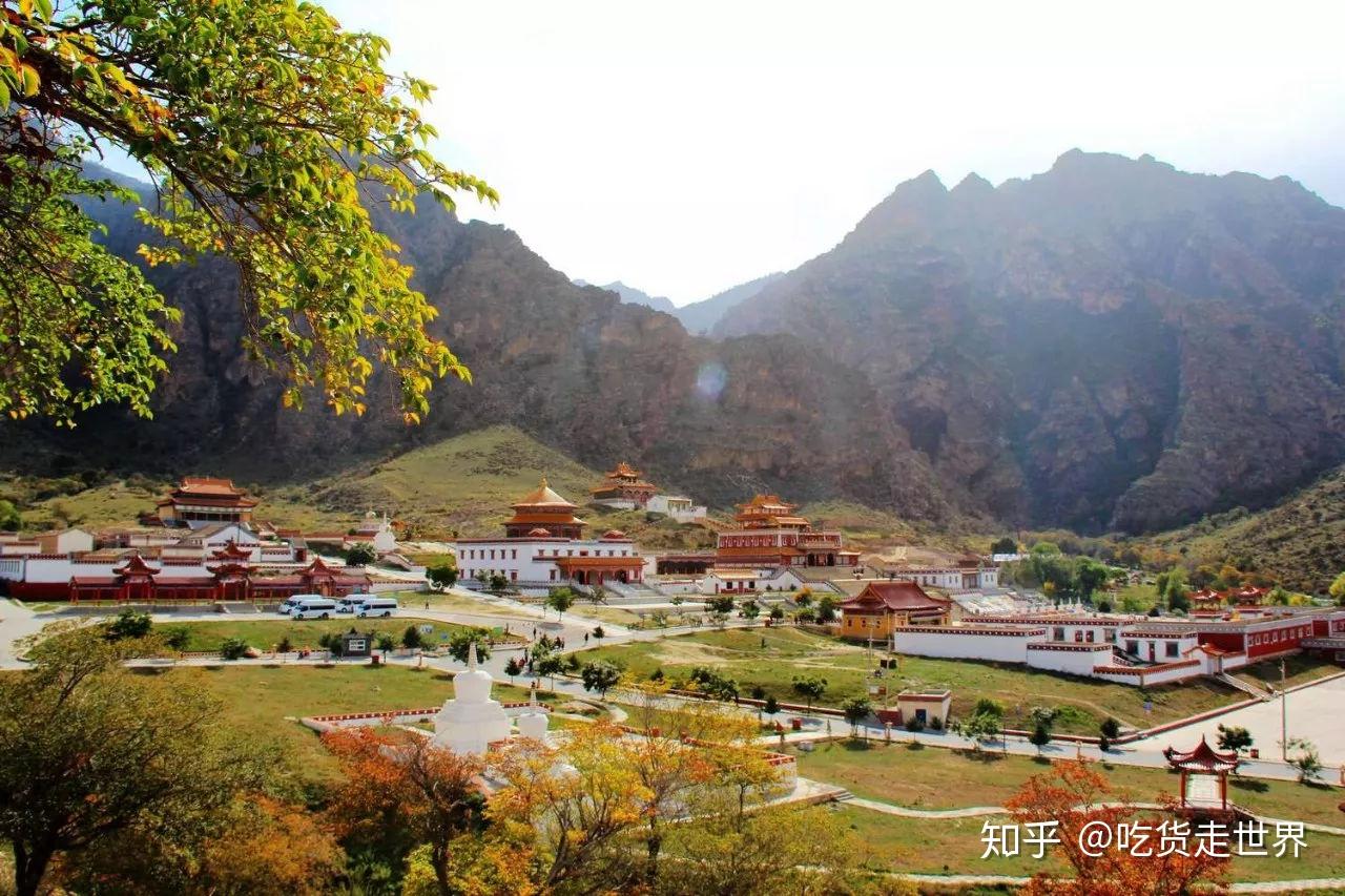 这两寺庙又称贺兰山南寺和北寺,可别以为就挨着不远,实际行车距离60多