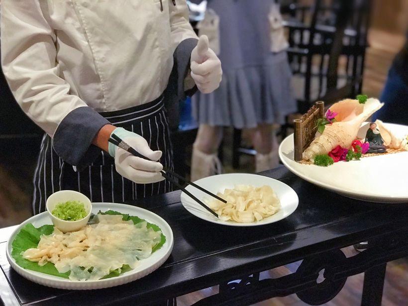 最后摆盘上桌的,除了螺片还有百合,两者外观相近,浑然一体.