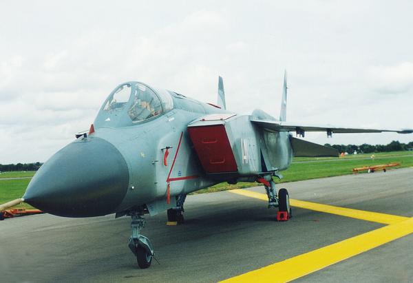 再采取常规起降模式,而是继续沿用原雅克-38和雅克-141的垂直起降技术