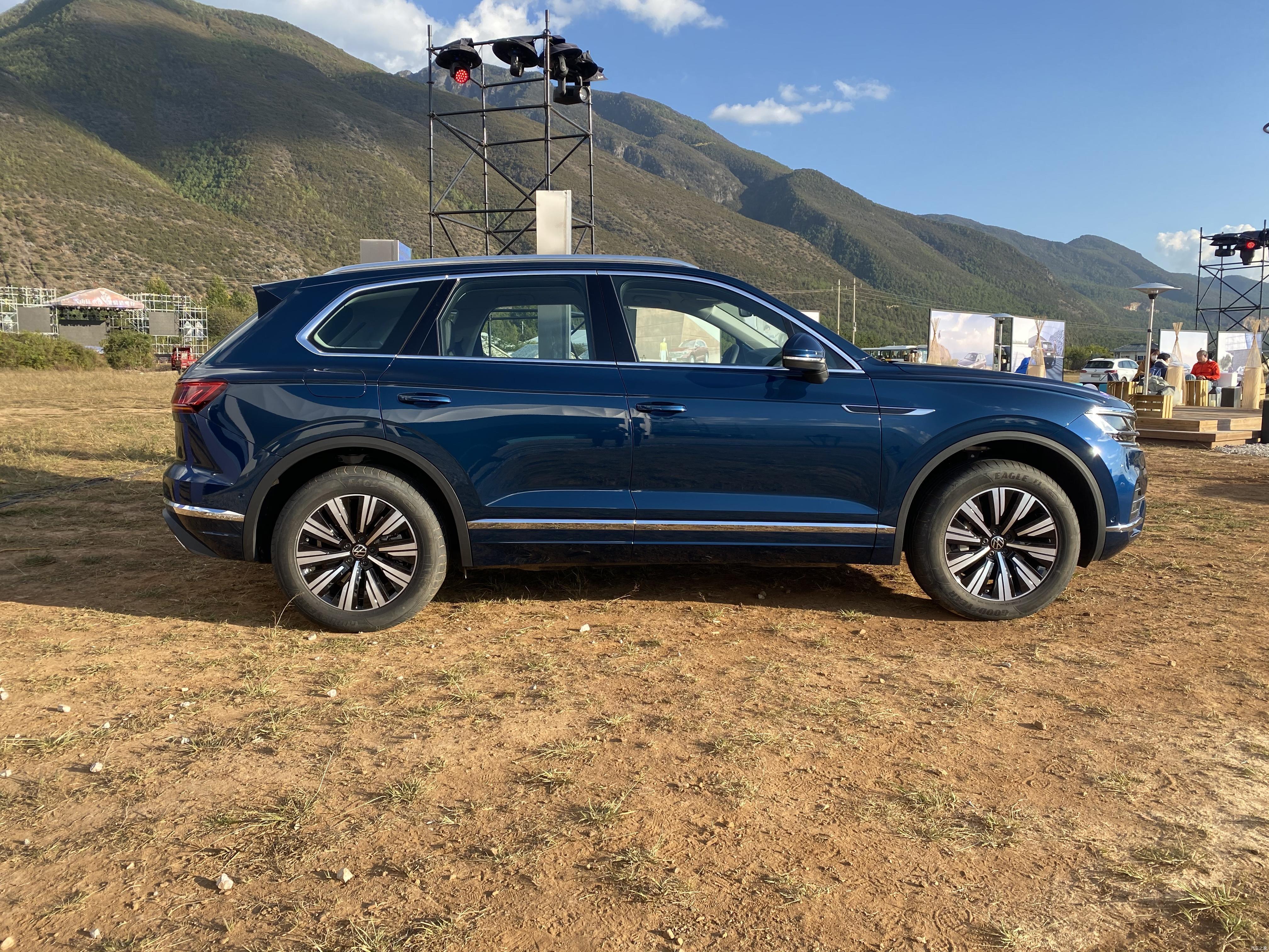 大众途锐ehybrid正式上市搭载20t插电混动系统售6798万元