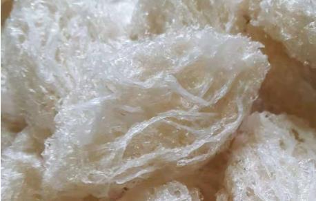 四,全假燕窝某些恶劣的假燕窝商贩,彻底以其他残次食物,如猪皮,银耳渣