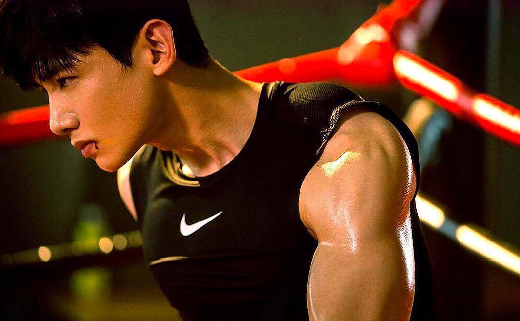 陈飞宇学黄子韬秀6块腹肌蔡徐坤鹿晗留胡子小鲜肉走硬汉风