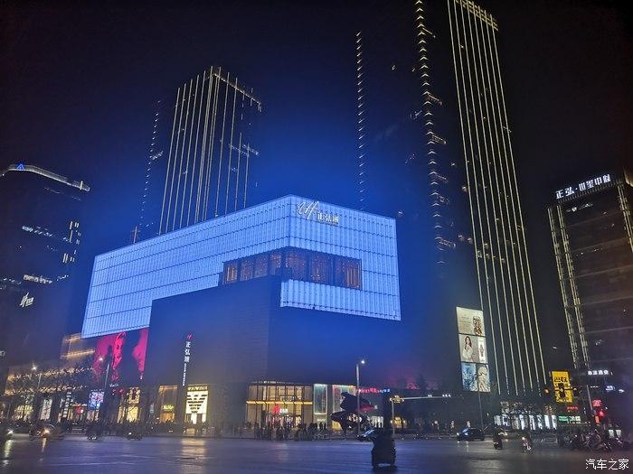 过了马路就是正弘城的夜市这里有还有著名的巴奴姑娘