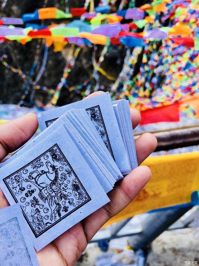 在藏区,向天空抛撒龙达代表了藏族人民的愿望寄托.